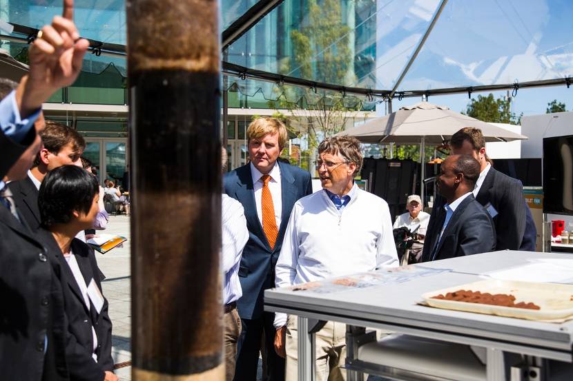 Prins van Oranje en Bill Gates bij ‘Reinvent the Toilet Fair’ in Seattle