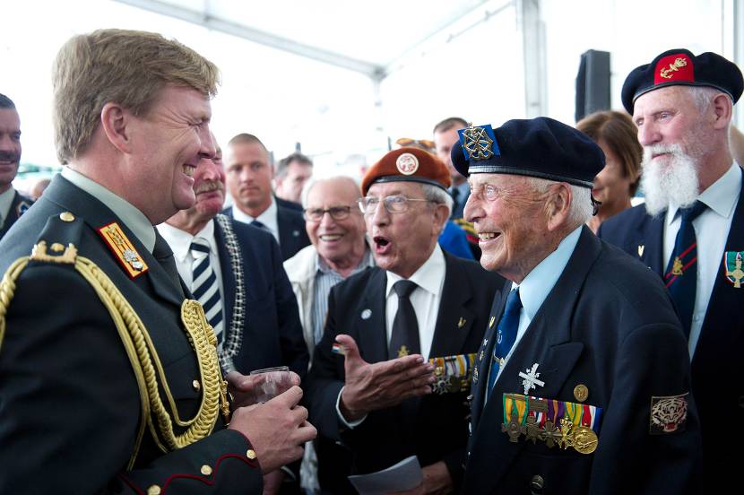 Prins van Oranje bij 25 jaar Nationaal Indië-monument 1945-1962
