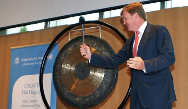 Prins van Oranje bij oprichtingsconferentie University for Peace Den Haag