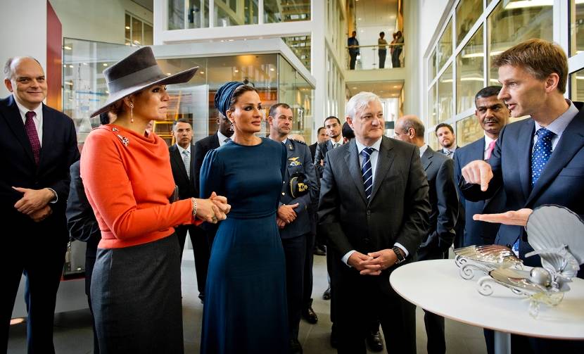 Prinses Máxima en Sheika Moza bint Nasser bezoeken Oranje Fonds project en Shell Technology Center Amsterdam