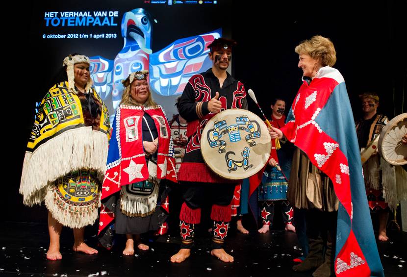 Prinses Margriet opent tentoonstelling ‘het verhaal van de totempaal’