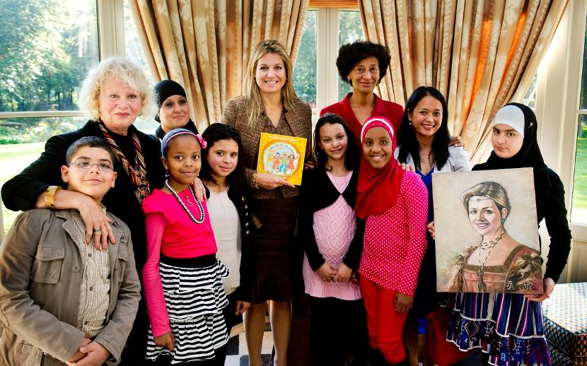 Prinses Máxima neemt boek “Trots zijn op wie je bent” van kinderleesclub in ontvangst