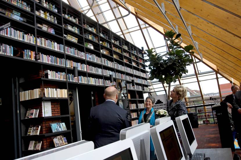 Prinses Laurentien opent gebouw Boekenberg Spijkenisse