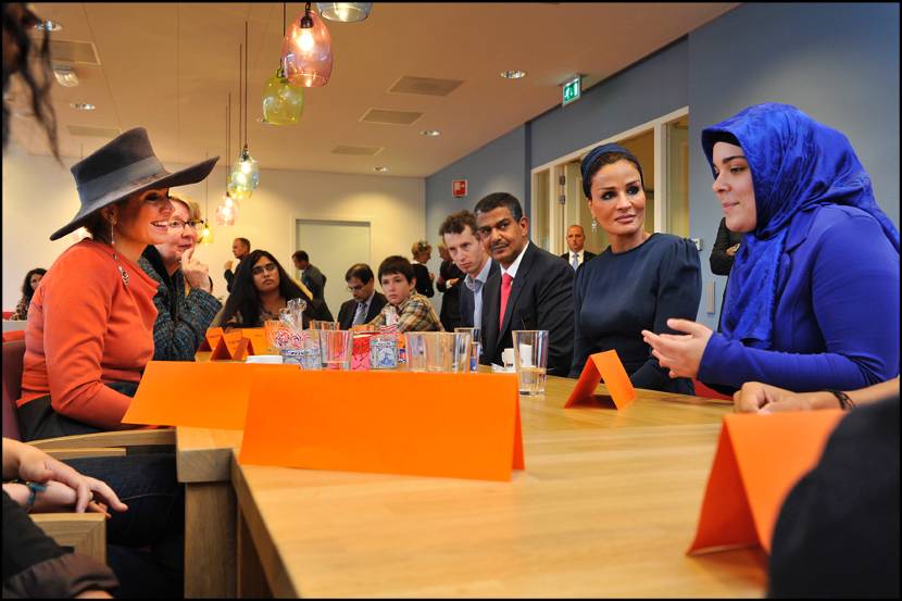 Prinses Máxima en Sheika Moza bint Nasser bezoeken Oranje Fonds project en Shell Technology Center Amsterdam