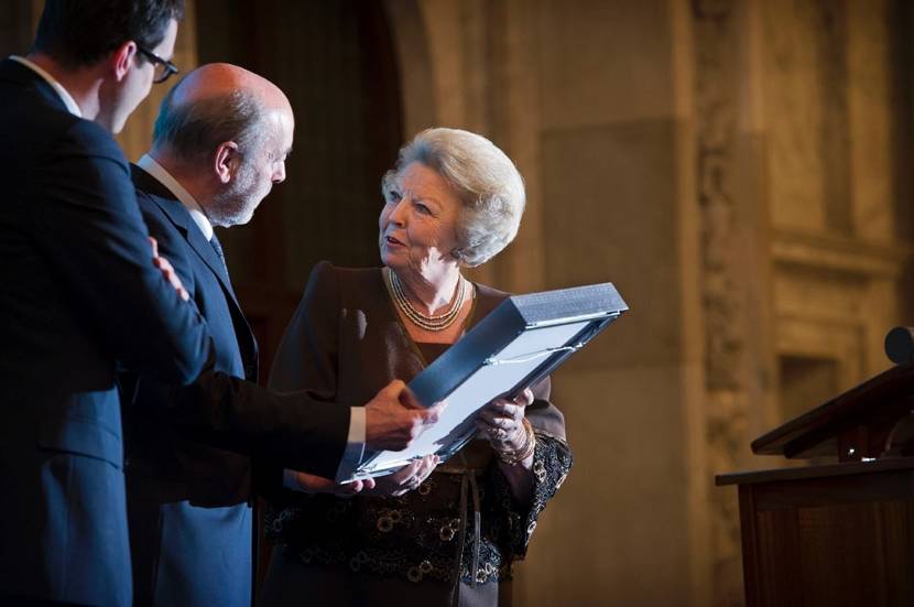 Koningin reikt Prijs der Nederlandse Letteren uit aan Leonard Nolens