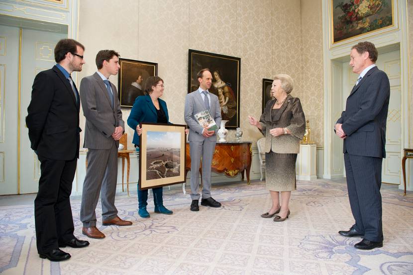 Koningin neemt publicatie prehistorische grafheuvels Kroondomein Het Loo in ontvangst