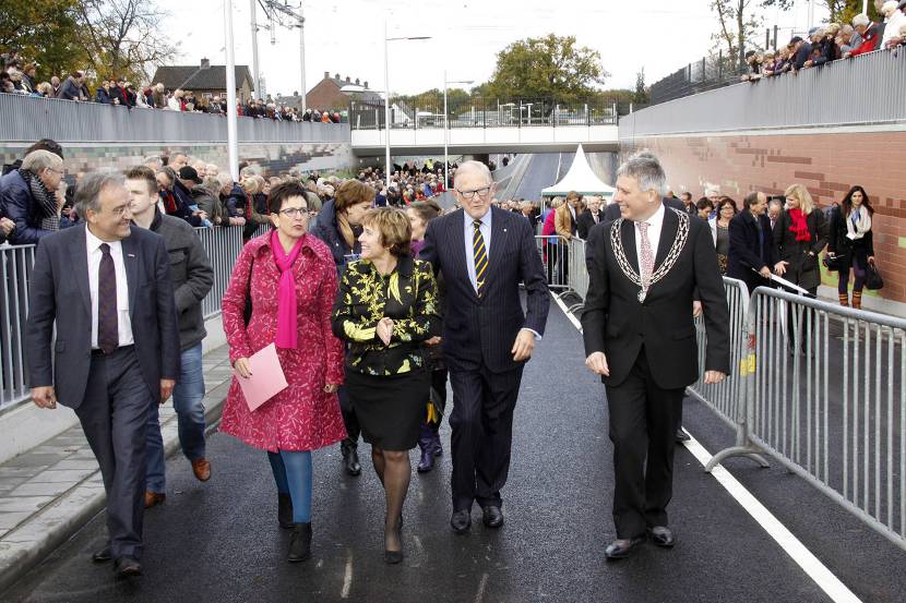 Prof.mr. Pieter van Vollenhoven opent de Van Kregtentunnel in Wierden