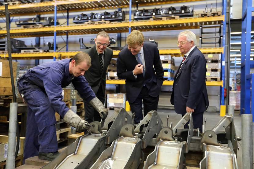 Prins van Oranje bezoekt VDL Groep, winnaar Koning Willem I Prijs.