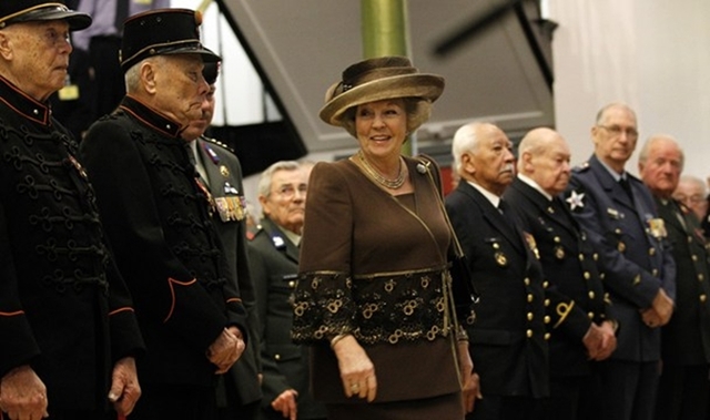Koningin bezoekt Bronbeek.