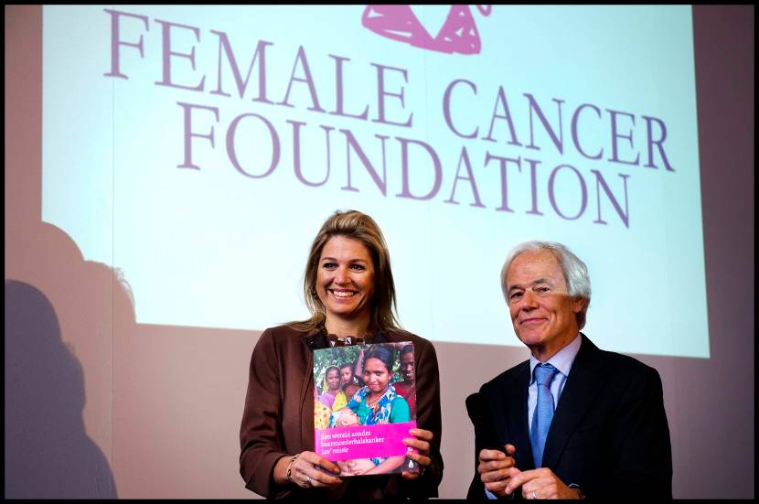 Prinses Máxima neemt boek “Een wereld zonder baarmoederhalskanker” in ontvangst.