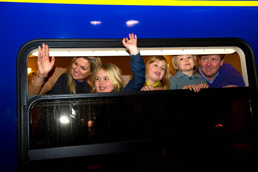 Prins van Oranje, Prinses Máxima en hun dochters per trein naar Oostenrijk.