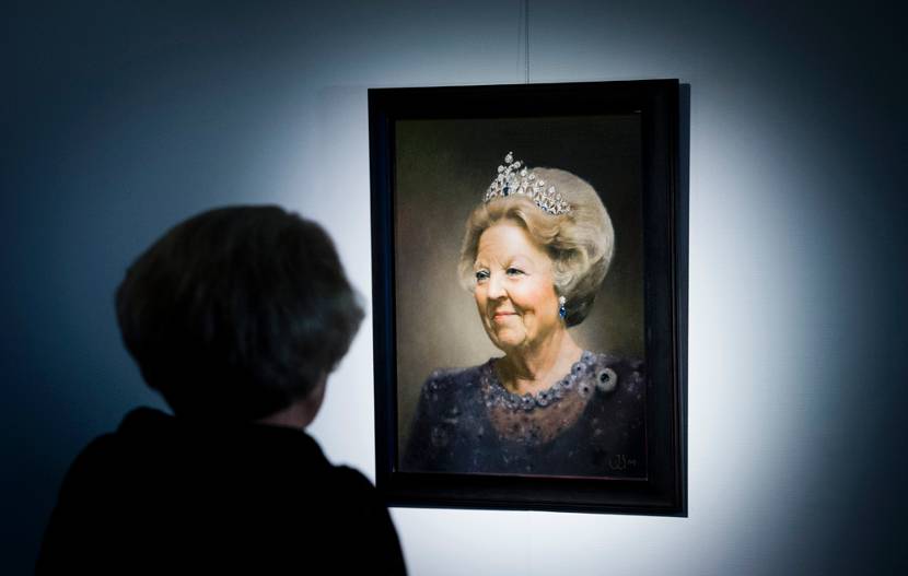 Koningin bezoekt tentoonstelling ‘Beeld van Beatrix’.