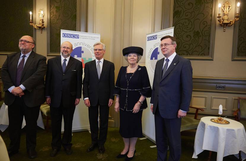 Koningin bij viering 20 jaar Hoge Commissaris inzake Nationale Minderheden.