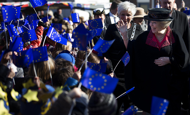 Koningin bij viering 50-jarig bestaan Europese School Bergen.
