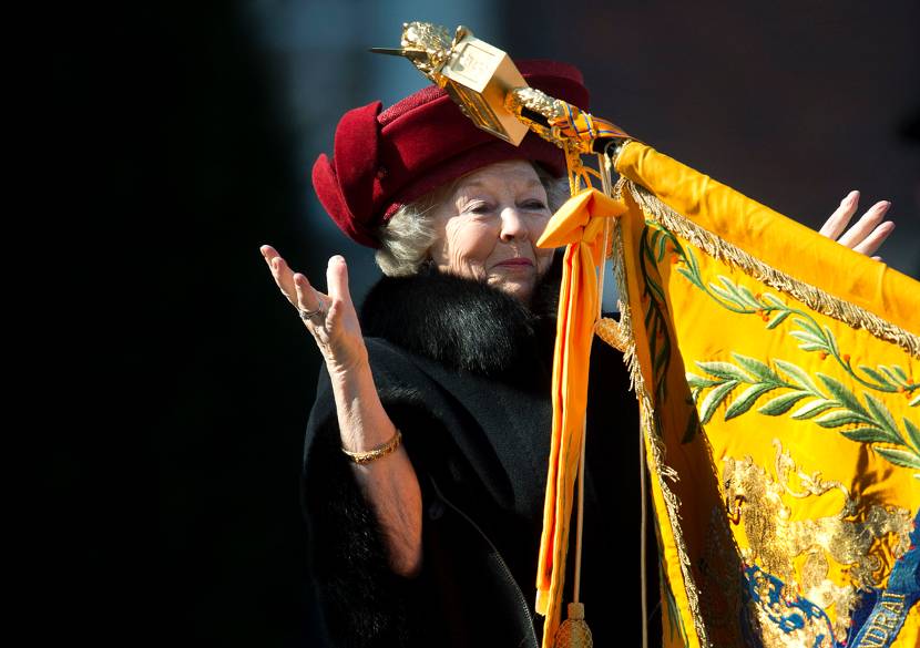 Koningin brengt decoratie “Kosovo 1999” aan op vaandel Koninklijke Luchtmacht.