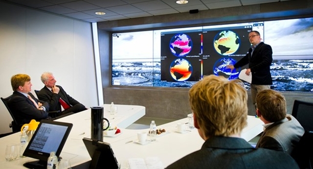 Prins van Oranje geïnformeerd over het belang van Amsterdam als knooppunt van internet en ‘Big Data’.