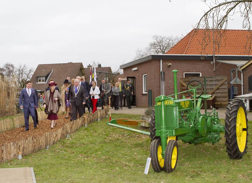 Koningin bij viering 100 jaar Plattelands Jongeren Gelderland.