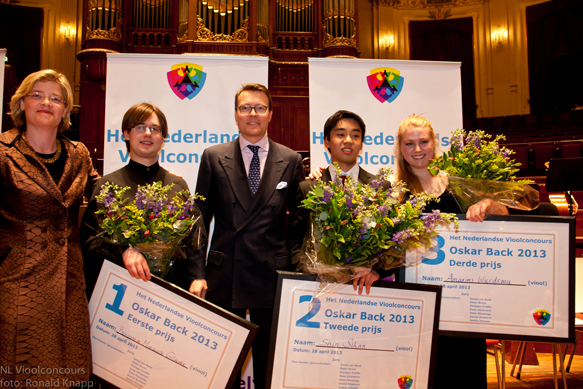 Prins Constantijn reikt prijzen uit bij finale Oskar Back Vioolconcours.