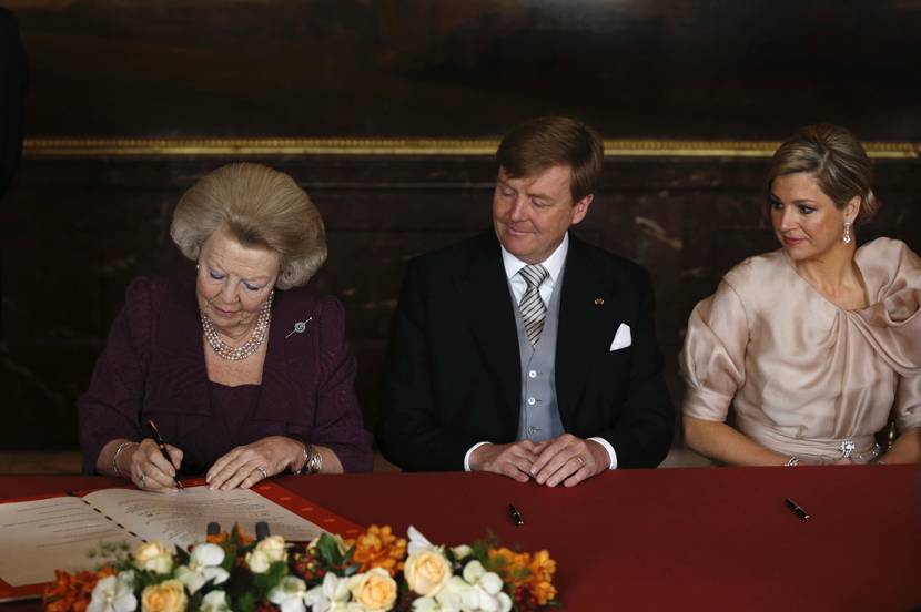 Hare Majesteit de Koningin ondertekent de Akte van Abdicatie, 30 april 2013.