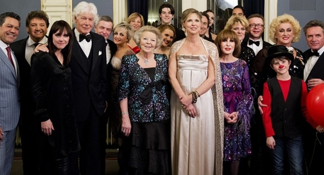 Koningin bij galavoorstelling jubileum Koninklijk Theater Carré.