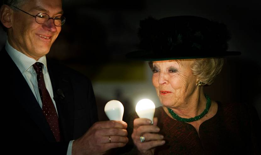 Koningin opent Philips museum in Eindhoven.