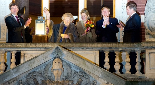 Koningin, Prins van Oranje en Prinses Máxima bij officiële start viering 300 jaar Vrede van Utrecht.