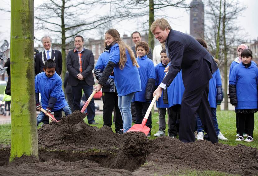 Prins van Oranje plant koningslinde in Den Haag.