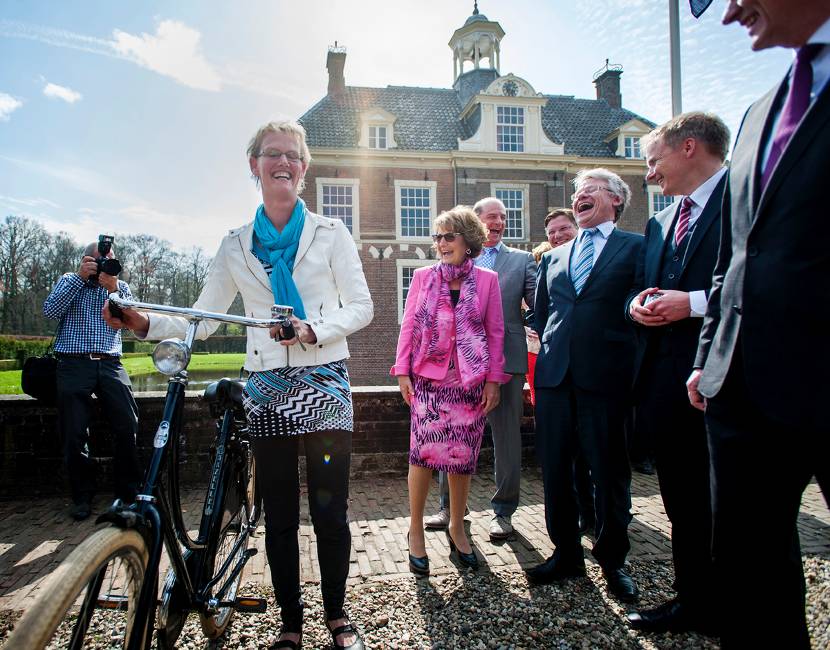 Prinses Margriet opent Oranjefietsroute.