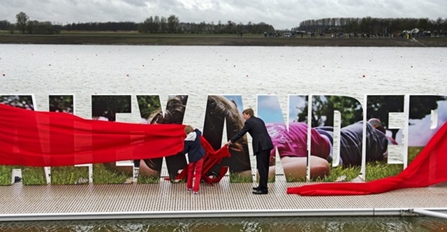 Prins van Oranje opent roeibaan in Eendragtspolder.