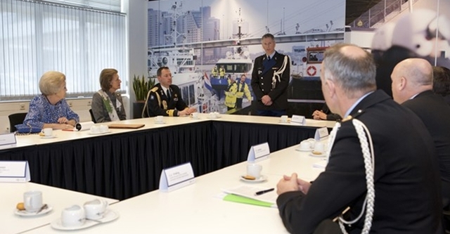 Koningin brengt werkbezoek aan het Expertisecentrum Mensenhandel en Mensensmokkel.