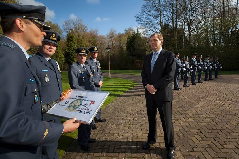 Prins van Oranje inspecteert laatste erewacht op de Eikenhorst.