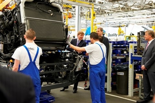 Prins van Oranje bij start productie nieuwe serie DAF trucks.