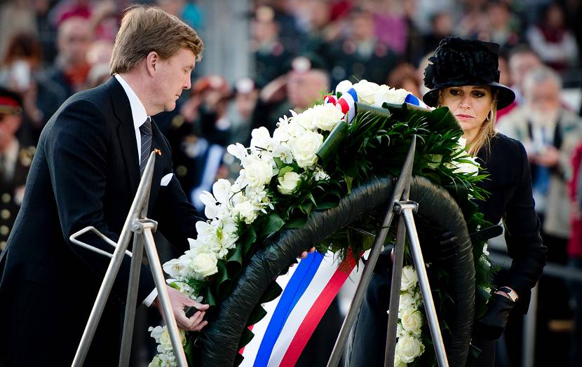 Amsterdam, 4 mei 2013: Koning Willem-Alexander en Koningin Máxima leggen een krans bij het Monument op de Dam tijdens de nationale herdenking. Het is het eerste publieke optreden van het nieuwe koningspaar.