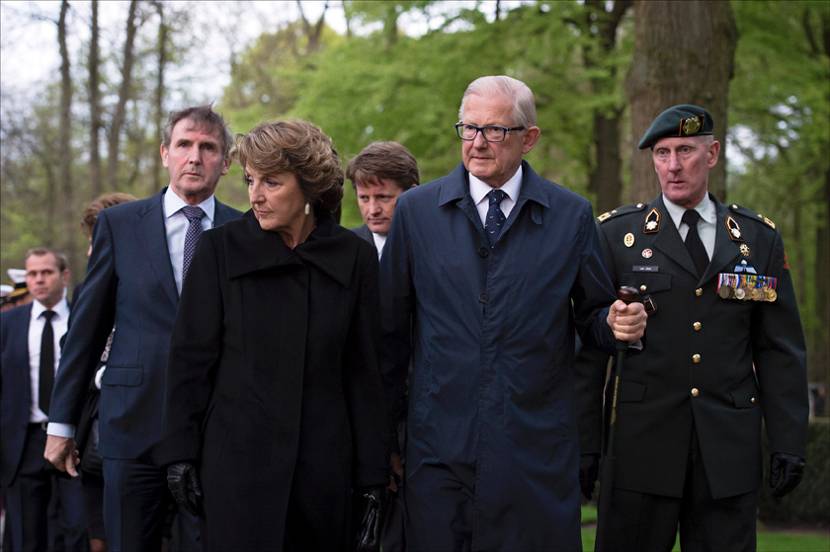 Rhenen, 4 mei 2013: Generaal-majoor Marc van Uhm (rechts) geeft de genodigden, onder wie Commissaris van de Koning in Utrecht Roel Robbertsen, Prinses Margriet, Prins Pieter-Christiaan en prof. mr. Pieter van Vollenhoven een rondgang over het ereveld tijdens de dodenherdenking op het Militair Ereveld Grebbeberg.