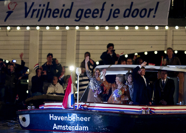Amsterdam, 5 mei 2013: Koning Willem-Alexander, Koningin Máxima en Prinses Beatrix vertrekken per boot na afloop van het 5 mei-concert. Het concert op de Amstel wordt jaarlijks gehouden ter gelegenheid van de Afsluiting Nationale Viering van de Bevrijding.