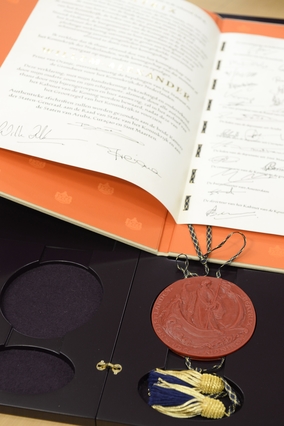 Op 6 mei 2013 is het grootzegel aangebracht aan de Akte van Abdicatie. De Akte wordt bewaard in het Nationaal Archief.