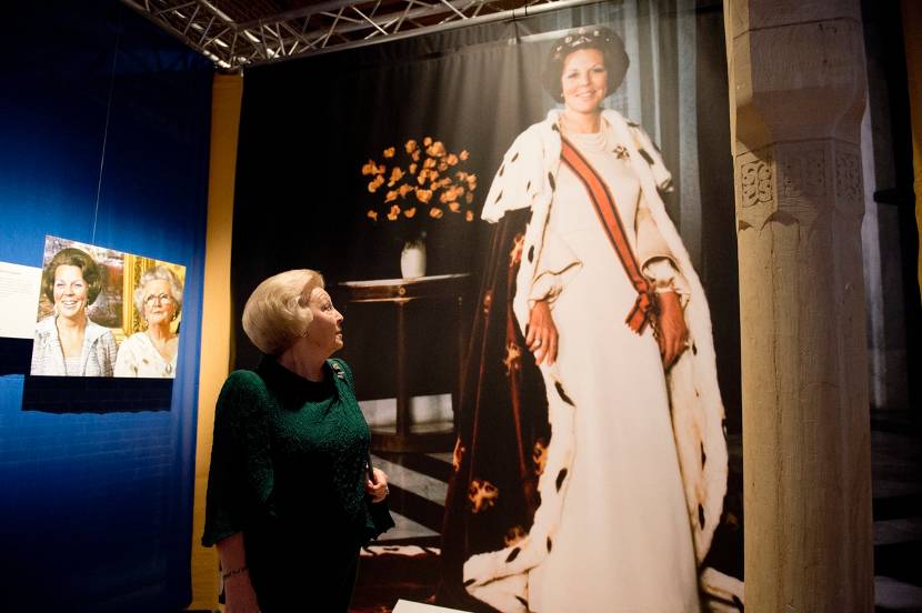 Prinses Beatrix wordt rondgeleid op de fotoexpositie Onze Koningin in de tentoonstelling in de Beurs van Berlage in Amsterdam
