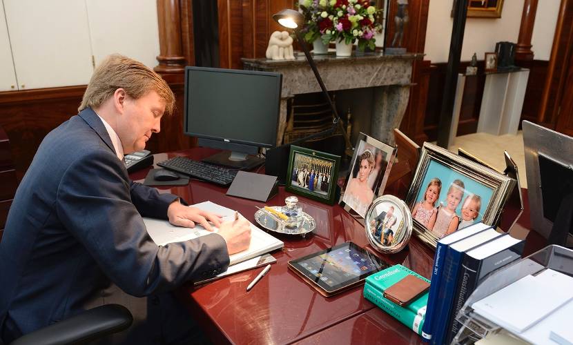 Den Haag, 14 mei 2013: Koning Willem-Alexander zet in zijn werkkamer in Paleis Noordeinde zijn handtekening onder een aantal wetten.