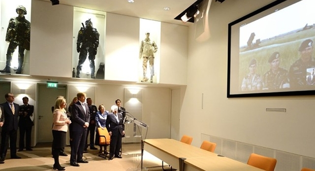 Den Haag, 15 mei 2013: Koning Willem-Alexander opent het gerenoveerde ministerie van Defensie, het zogeheten Plein-Kalvermarktcomplex. 