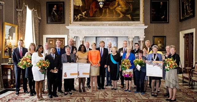 Amsterdam, 16 mei 2013: De winnaars van de Appeltjes van Oranje en de winnaars van de Kroonappels poseren met Koning Willem-Alexander, Koningin Máxima en Prinses Beatrix in het Paleis op de Dam.