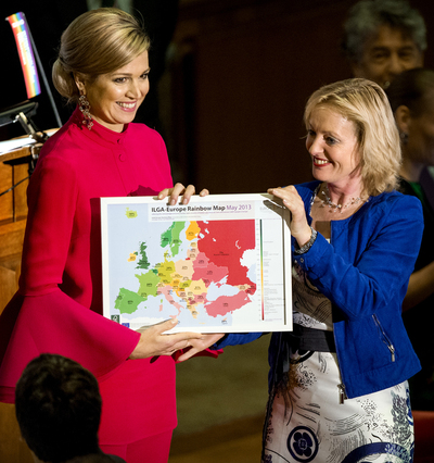 Den Haag, 16 mei 1013: Koningin Máxima krijgt uit handen van minister Bussemaker een Rainbow Map, een kaart met daarop de erkenning van homo's, lesbiennes, biseksuelen en transgenders in Europa.