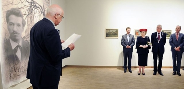 Winterswijk, 21 mei 2013: Prinses Beatrix met Clemens Cornielje (2e L), Commissaris van de Koning in Gelderland, en Thijs van Beem (M), burgemeester van Winterswijk, in het nieuwe museum Villa Mondriaan