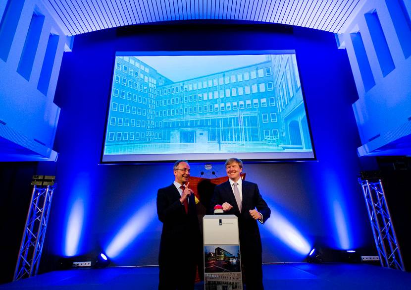 Den Haag, 22 mei 2013: Koning Willem-Alexander opent samen minister Henk Kamp het gerenoveerde gebouw van het ministerie van Economische Zaken