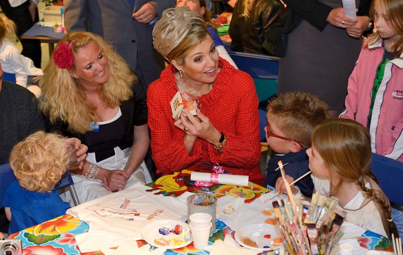Rotterdam, 22 mei 2013: Koningin Máxima tussen knutselende kinderen in het Sophia Kinderziekenhuis.