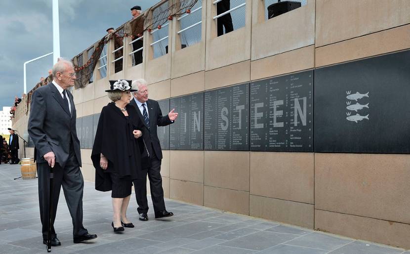 Scheveningen, 24 mei 2013: Prinses Beatrix bekijkt  het VissersNamenMonument. Het monument is opgedragen aan alle Scheveningse vissers die tijdens de uitoefening van hun beroep het leven hebben verloren op zee