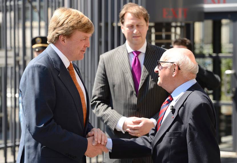 Den Haag, 27 mei 2013: Koning Willem-Alexander wordt bij aankomst voor de viering van het twintigjarig bestaan van het Internationaal Straftribunaal voor het voormalige Joegoslavië ontvangen door president van de rechtbank Theodor Meron (R)