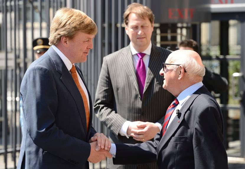 Den Haag, 27 mei 2013: Koning Willem-Alexander wordt bij aankomst voor de viering van het twintigjarig bestaan van het Internationaal Straftribunaal voor het voormalige Joegoslavië ontvangen door president van de rechtbank Theodor Meron (R)