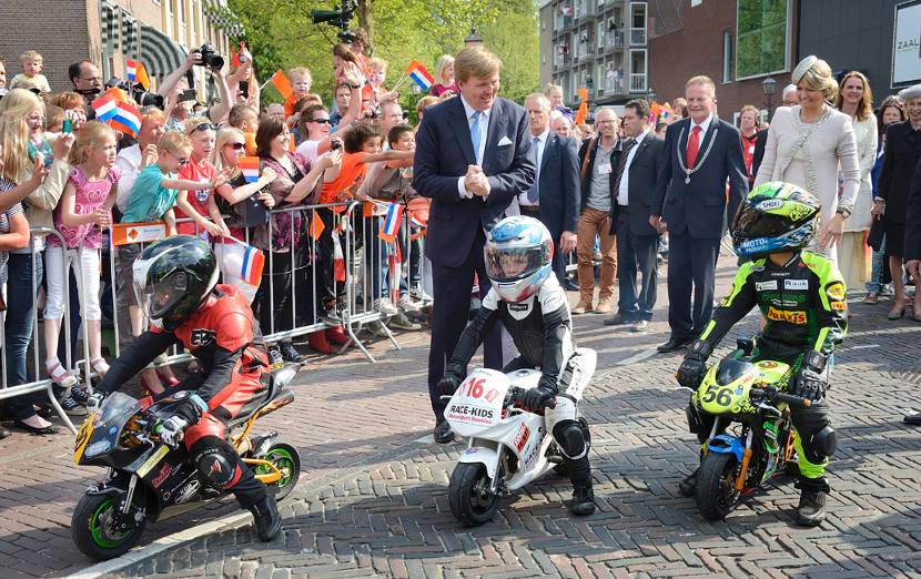 Koning Willem-Alexander en koningin Maxima op bezoek in Assen.
