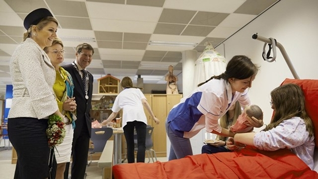 Hillegom, 29 mei 2013: Koningin Máxima bekijkt op de afdeling Zorg naar een praktijkles over kraamverzorging.
