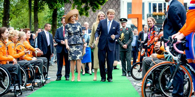 Arnhem, 30 mei 2013: Koning Willem-Alexander en Koningin Máxima bekijken op het Marktplein onder andere presentaties van Olympische sporters